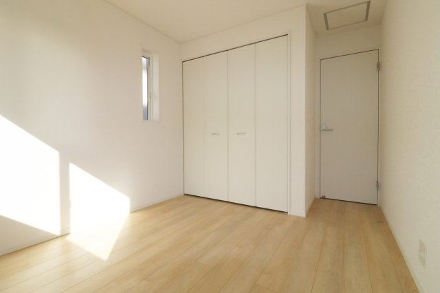 郡山市安積町荒井字柴宮山　　　２号棟　　朝日が丘小学校、郡山第７中学区の洋室