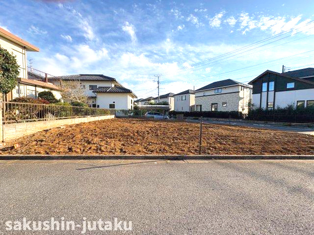 八千代台北１１丁目　売地の前面道路含む現地写真|八千代台北１１丁目　売地　建築条件なし　地積約５７坪　北西５ｍ×南西９ｍの角地