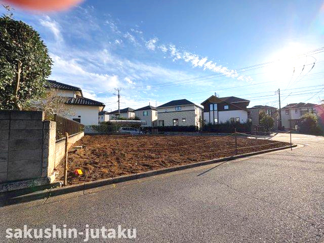 八千代台北１１丁目　売地の前面道路含む現地写真|八千代台北１１丁目　売地　建築条件なし　地積約５７坪　北西５ｍ×南西９ｍの角地