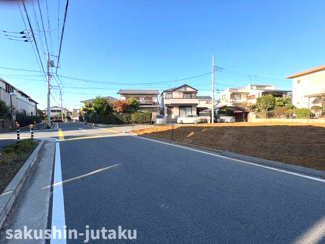 八千代台北１１丁目　売地の前面道路含む現地写真|八千代台北１１丁目　売地　建築条件なし　地積約５７坪　北西５ｍ×南西９ｍの角地