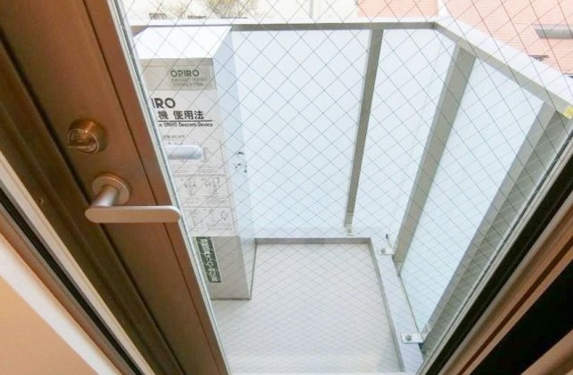 PASEO下北沢　最上階　防犯設備充実　敷金0　礼金0のバルコニー