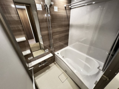 【浴室】 | プレミアムレジデンス千葉ステーションサイト | アクセントパネルがオシャレ