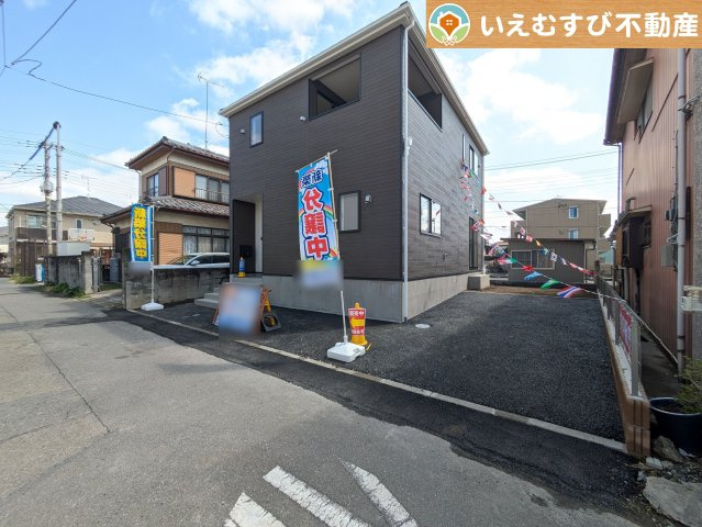 Cradle garden　鴻巣市箕田第9の駐車場|2台駐車可能なスペース完備
しっかり舗装してある駐車スペースで天気が悪く足元が悪い日でも乗り降りしやすい♪