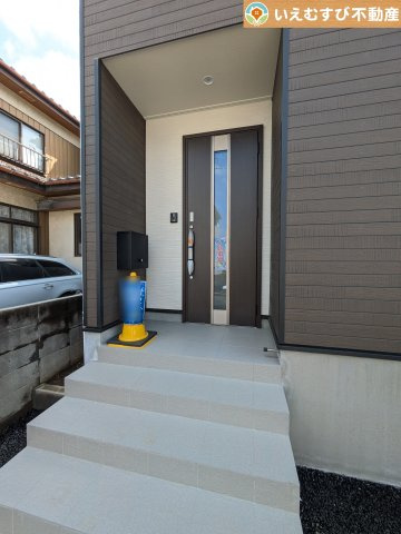 Cradle garden　鴻巣市箕田第9のエントランス|落ち着いた色づかいのエントランス
駐車場からアクセスの良いエントランス。雨の日や荷物が多くても安心の動線♪