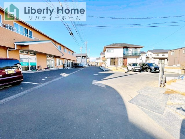 つくばみらい市紫峰ヶ丘1期　新築戸建の前面道路含む現地写真