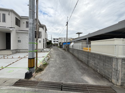 【前面道路含む現地写真】 | 読谷村瀬名波（全2棟）B号棟 | ※南側公道4m♪