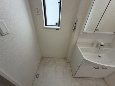 【独立洗面台】 | 読谷村瀬名波（全2棟）B号棟 | B号棟　三面鏡付き洗髪洗面化粧台♪