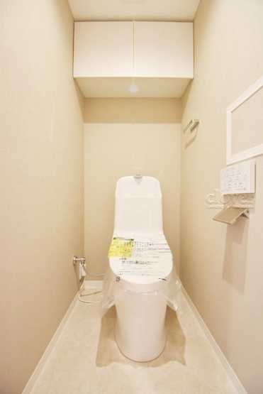 【トイレ】 | 清澄ハイツ | 温水洗浄便座つき　上部に収納を備えたトイレです。自宅の中でも最もプライベートな空間だからこそ、ほしい「落ち着き」がここにあります。～即日のご見学可能～　お問合せはお気軽にどうぞ。