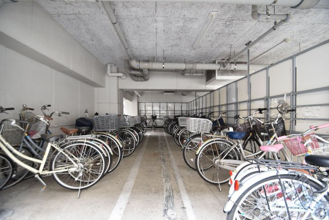 【駐輪場】 | 清澄ハイツ | 自転車置き場。マンションの共用部にあたります。空きの有無や駐輪料金、各戸の台数制限などについては、改めてお問い合わせください。～即日のご見学可能～　お問合せはお気軽にどうぞ。
