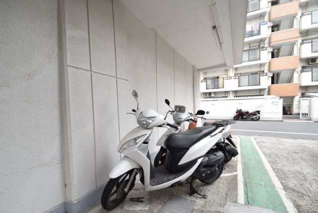 【駐車場】 | 清澄ハイツ | バイク置き場。空き区画の有無や駐輪料金、サイズおよび排気量規定などについては、改めてお問い合わせください。～即日のご見学可能～　お問合せはお気軽にどうぞ。
