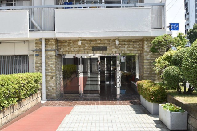 【エントランス】 | 清澄ハイツ | マンションの正面エントランス。出入りする人間を癒してくれるマンション入り口であり、その建物の「顔」でもあります。～即日のご見学可能～　お問合せはお気軽にどうぞ。
