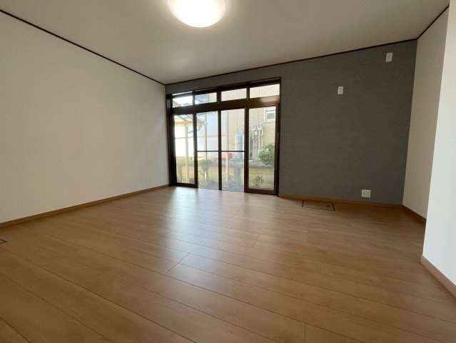 広すぎちゃって困るわぁ～///いいんですか！？こんなに！？な、【保土ケ谷区上菅田町】リノベーション戸建の洋室|スタンダードな洋室です