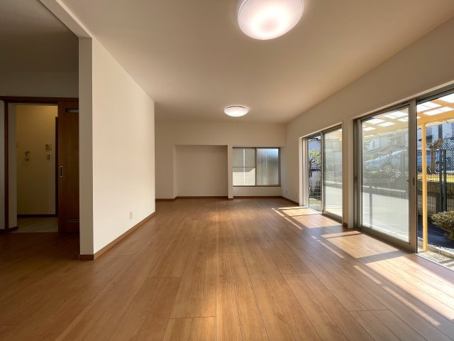 広すぎちゃって困るわぁ～///いいんですか！？こんなに！？な、【保土ケ谷区上菅田町】リノベーション戸建の居間・リビング