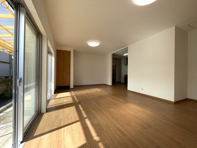 広すぎちゃって困るわぁ～///いいんですか！？こんなに！？な、【保土ケ谷区上菅田町】リノベーション戸建の居間・リビング