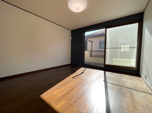 広すぎちゃって困るわぁ～///いいんですか！？こんなに！？な、【保土ケ谷区上菅田町】リノベーション戸建の洋室|広々とした洋室です