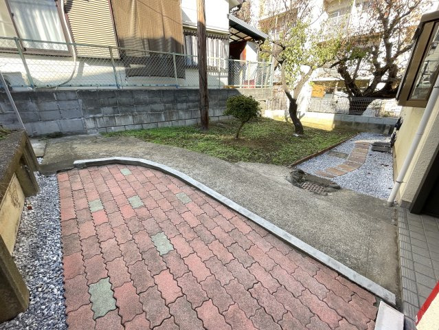 広すぎちゃって困るわぁ～///いいんですか！？こんなに！？な、【保土ケ谷区上菅田町】リノベーション戸建の庭|お庭も活用できます