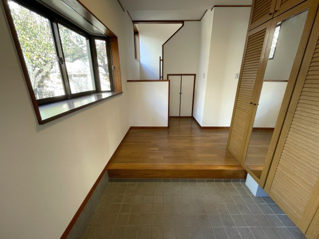 広すぎちゃって困るわぁ～///いいんですか！？こんなに！？な、【保土ケ谷区上菅田町】リノベーション戸建の玄関|シンプルで使いやすい玄関です