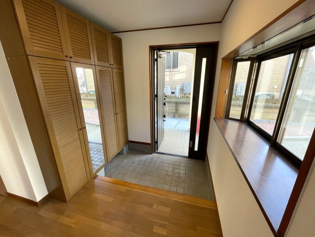 広すぎちゃって困るわぁ～///いいんですか！？こんなに！？な、【保土ケ谷区上菅田町】リノベーション戸建の玄関|玄関です