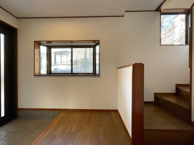 広すぎちゃって困るわぁ～///いいんですか！？こんなに！？な、【保土ケ谷区上菅田町】リノベーション戸建の玄関|明るい玄関です