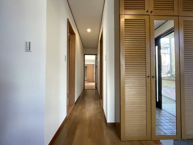 広すぎちゃって困るわぁ～///いいんですか！？こんなに！？な、【保土ケ谷区上菅田町】リノベーション戸建の玄関|玄関です