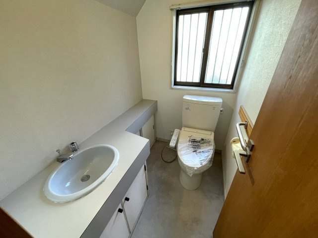 広すぎちゃって困るわぁ～///いいんですか！？こんなに！？な、【保土ケ谷区上菅田町】リノベーション戸建のトイレ|落ち着いたトイレです