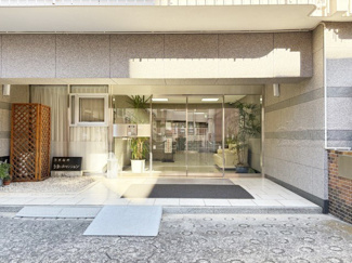 【エントランス】 | オートロックを備えた、マンションのエントランス。やはりセキュリティの観点は欠かすことができません。皆様を“安全”に送り出し、出迎えてくれます。～即日のご見学可能～　お問合せはお気軽にどうぞ。