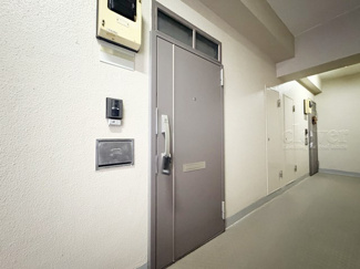 【その他共用部分】 | 皆様をお迎えする、お部屋の玄関ドア。開けやすさや開放角度、ドアノブの操作しやすさや鍵の形状などを、現地で一度ご確認ください。～即日のご見学可能～　お問合せはお気軽にどうぞ。