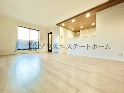 【居間・リビング】 | 兵庫区上祇園町　新築戸建 | 広々約21帖のLDK♪ダウンライトがおしゃれ感を演出♪