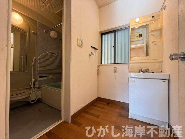 茅ヶ崎市萩園　中古戸建　の独立洗面台|脱衣スペース