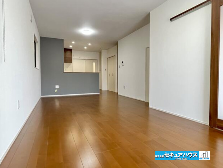 刈谷市築地町５丁目　中古住宅の居間・リビング|【LDK】
◆約18帖のLDKです♪窓が三か所あるため、通風、採光良好です。