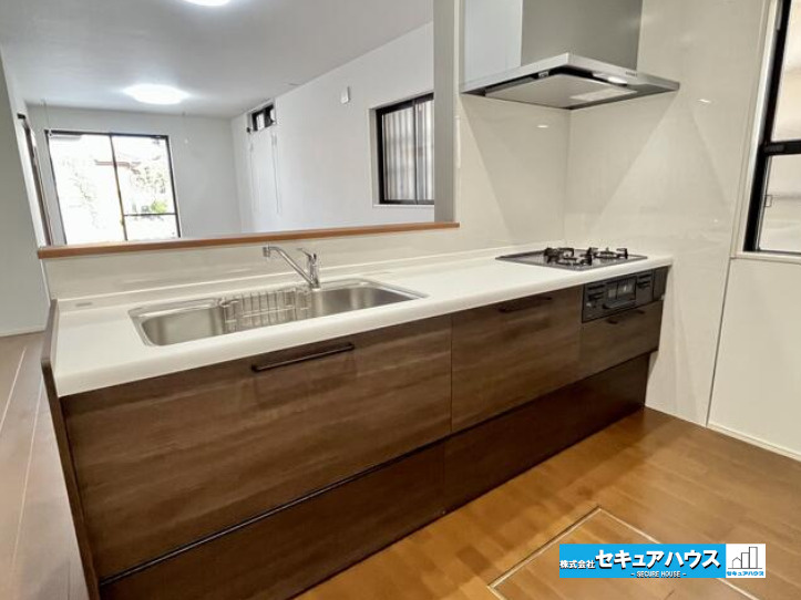 刈谷市築地町５丁目　中古住宅のキッチン|【対面式キッチン】
◆料理をしながらLDKの様子を見ることができます。