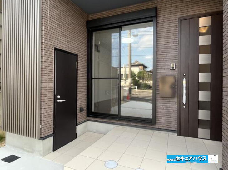 刈谷市築地町５丁目　中古住宅の玄関|【玄関】
◆南側からの採光を取り入れられるよう大きな窓あります♪シャッターもついているため防犯面も安心です♪