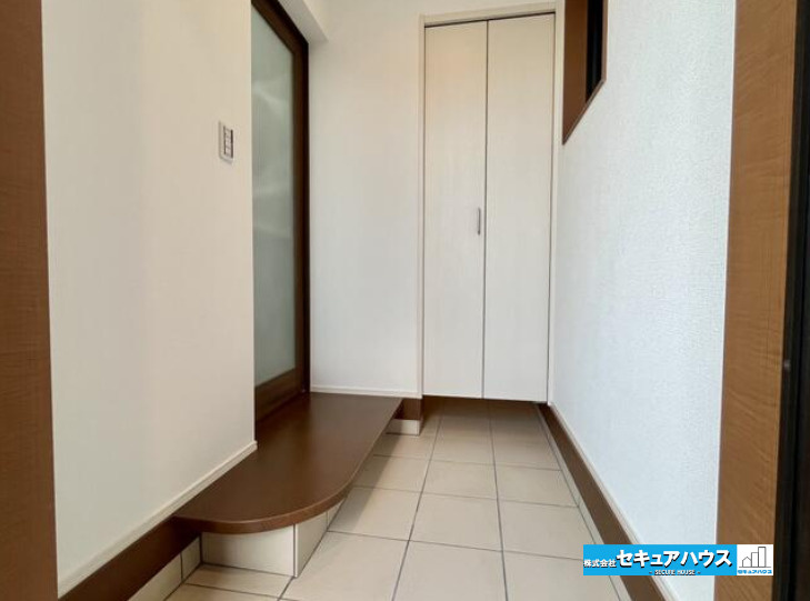 刈谷市築地町５丁目　中古住宅の玄関|【玄関】
◆広々とした玄関のためベビーカーを置いたり、混雑を回避することができます♪