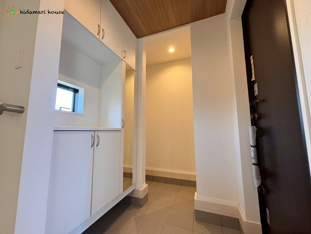 桶川市末広7期　新築戸建　グラファーレ02の玄関