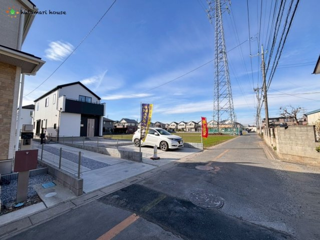 桶川市末広7期　新築戸建　グラファーレ02の前面道路含む現地写真