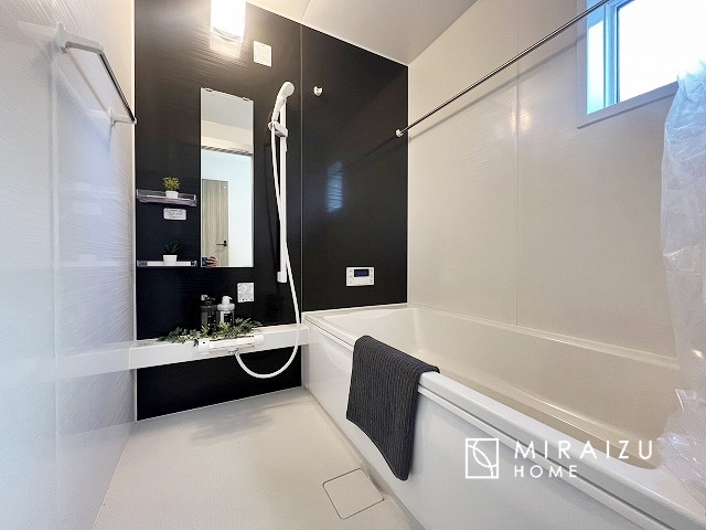 【浴室】 | お子さんとわいわいと楽しいバスタイムもよし、一人でゆったりと入るのもよし、浴室換気乾燥機付きのユニットバス。お洗濯物を干せるだけでなく、カビ防止にもなります。