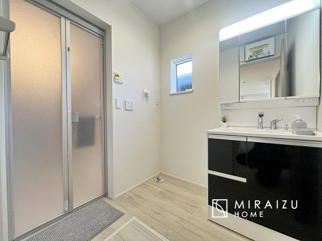 【独立洗面台】 | 洗濯機置き場、脱衣スペースもしっかりと確保されている洗面室。
水回りが集結した間取りなので、お料理やお洗濯物、お掃除の同時進行も可能です。