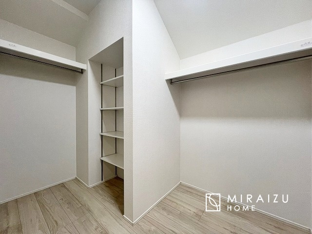 【洋室】 | 暮らしやすさを考えたプランで快適な現地ロケーションを実現。安らぎに満たされる、ゆとりのある日々を過ごせます♪