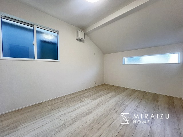 【洋室】 | 暮らしやすさを考えたプランで快適な現地ロケーションを実現。安らぎに満たされる、ゆとりのある日々を過ごせます♪