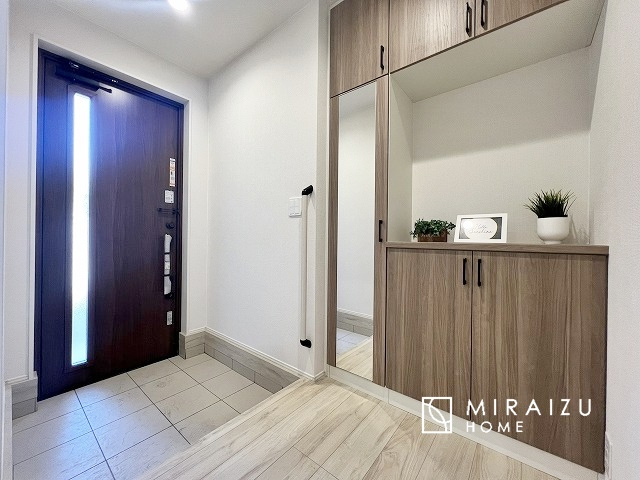 【玄関】 | 平日・休日問わず、いつでもご見学が出来ます♪☆実際に見て、触れて感じる安心のお住まい探しを体験して下さい♪☆物件情報だけでなく、地域の特色などなどエリア情報もお伝え出来たら嬉しいです♪