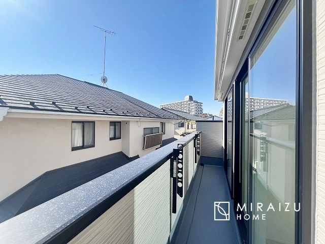 【バルコニー】 | プライバシー性と開放感を高める住環境。陽当たりの良い開かれたロケーションを活かし、心地よい暮らしをプランニング