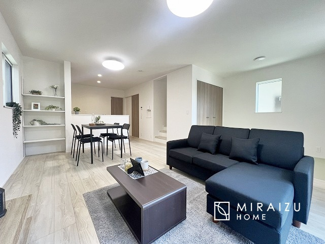 【居間・リビング】 | 暮らしやすさを考えたプランで快適な現地ロケーションを実現。安らぎに満たされる、ゆとりのある日々を過ごせます♪