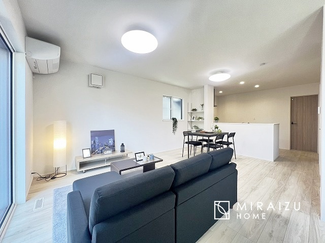 【居間・リビング】 | 暮らしやすさを考えたプランで快適な現地ロケーションを実現。安らぎに満たされる、ゆとりのある日々を過ごせます♪