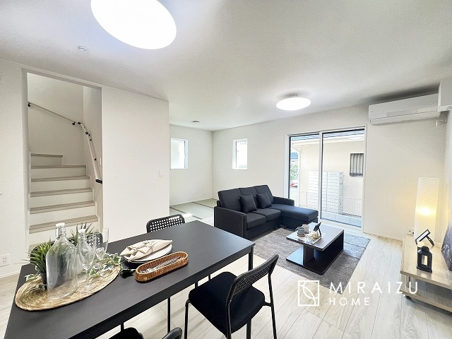 【居間・リビング】 | お子さんが宿題をしたり、ちょっとした作業もできる、家族みんながそれぞれの時間を過ごせるリビングです。