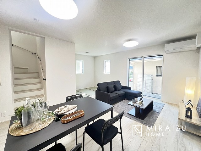 【居間・リビング】 | 食事を取るスペースもリラックスしてくつろげるスペースもお子さんが勉強するスペースも兼ね備えたリビングダイニング。