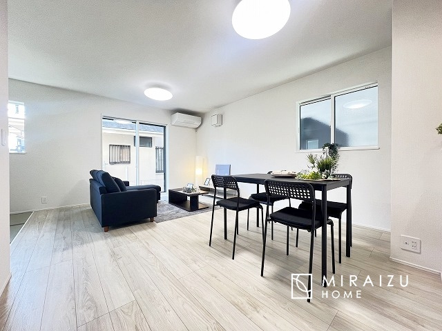 【居間・リビング】 | 窓が多いと温かな太陽の光と心地いい風が室内へと入ります。家族が集まるリビングは明るく過ごしやすいつくりです。窓が多いお家は住みやすい証です。