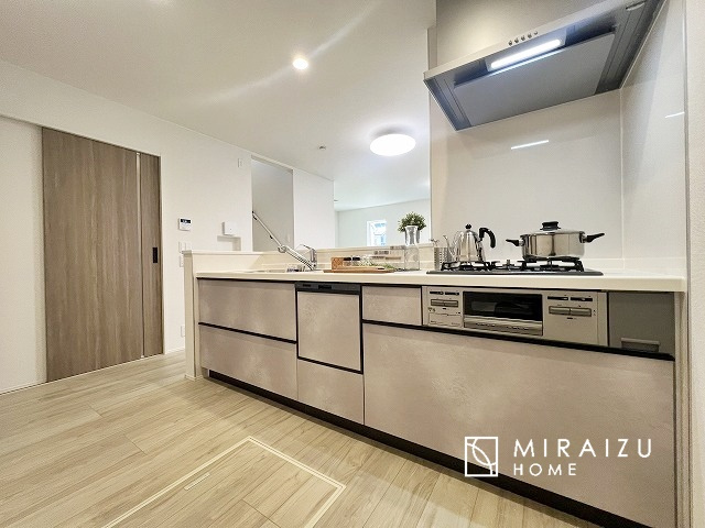 【キッチン】 | 収納に様々な工夫がされていて出しやすく片付けやすい、散らかりにくいキッチンになっています！人工大理石の天板や深型シンクなど、デザイン性と機能性を兼ね備えているので見せたいキッチンになっています。