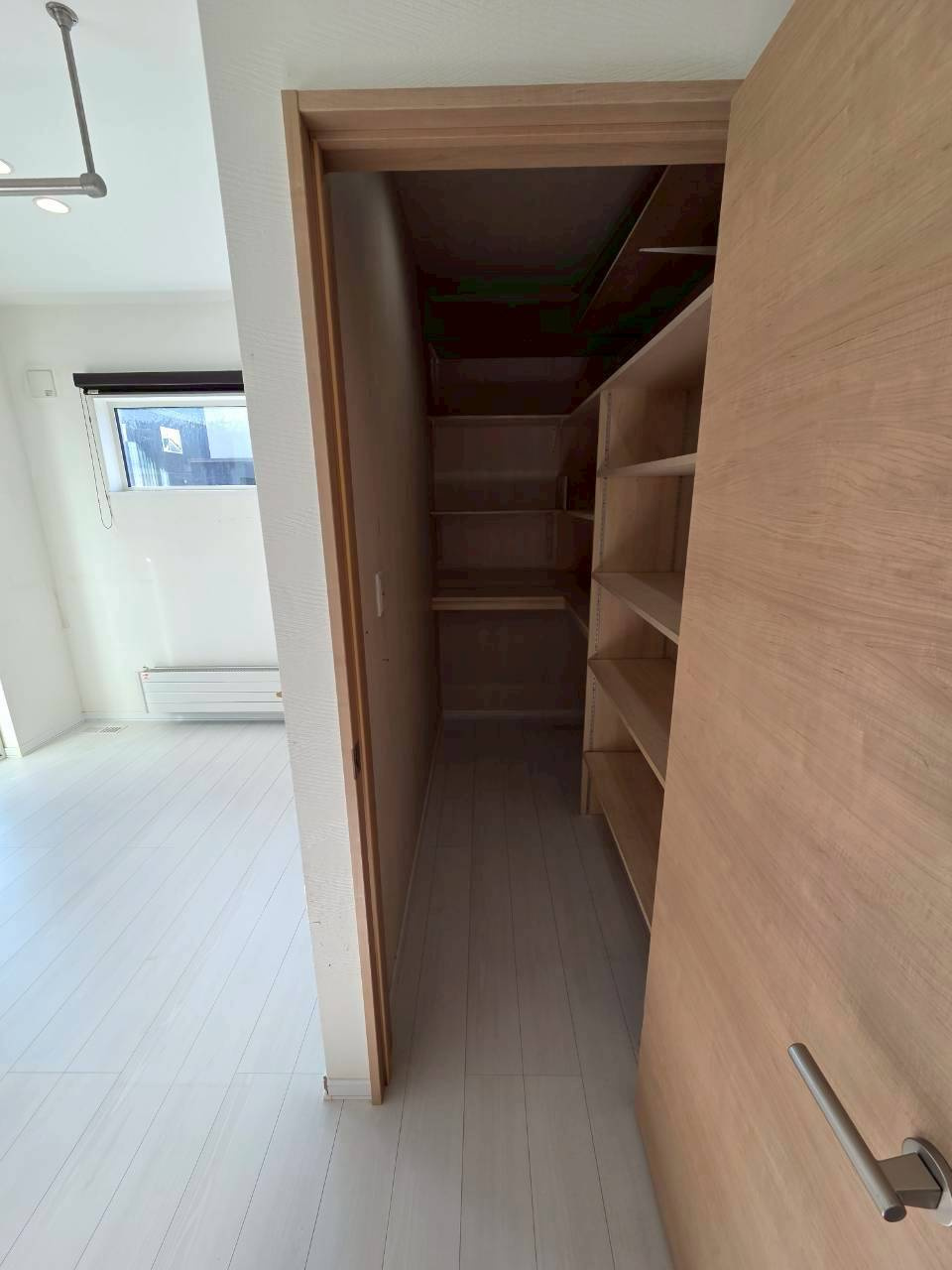 釧路町東陽西1丁目29　中古住宅の収納|キッチン横のパントリー