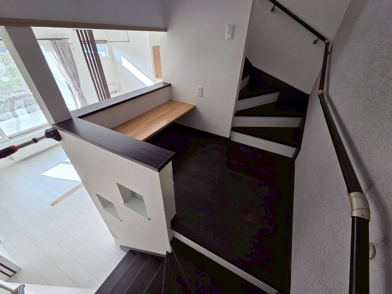 釧路町東陽西1丁目29　中古住宅の内装|階段の踊り場には1階を見渡せるスペース＆カウンター付