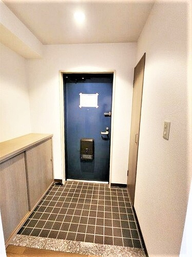 グランデュオ五日市駅前ウエストの玄関|玄関・シューズボックス　※2023年6月撮影